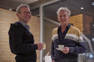 Will en Bert drinken koffie in de pauze van de repetitie